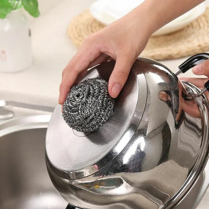 Мытья посуды нержавеющей. Губка металлическая для посуды. Губка для чистки посуды. Чистка посуды металлической губкой. Железная губка для мытья посуды.