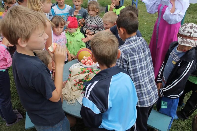 Малыш спас. Яблочный спас. Яблоки спас. Фотосессия яблочный спас дети. Малыш спас.