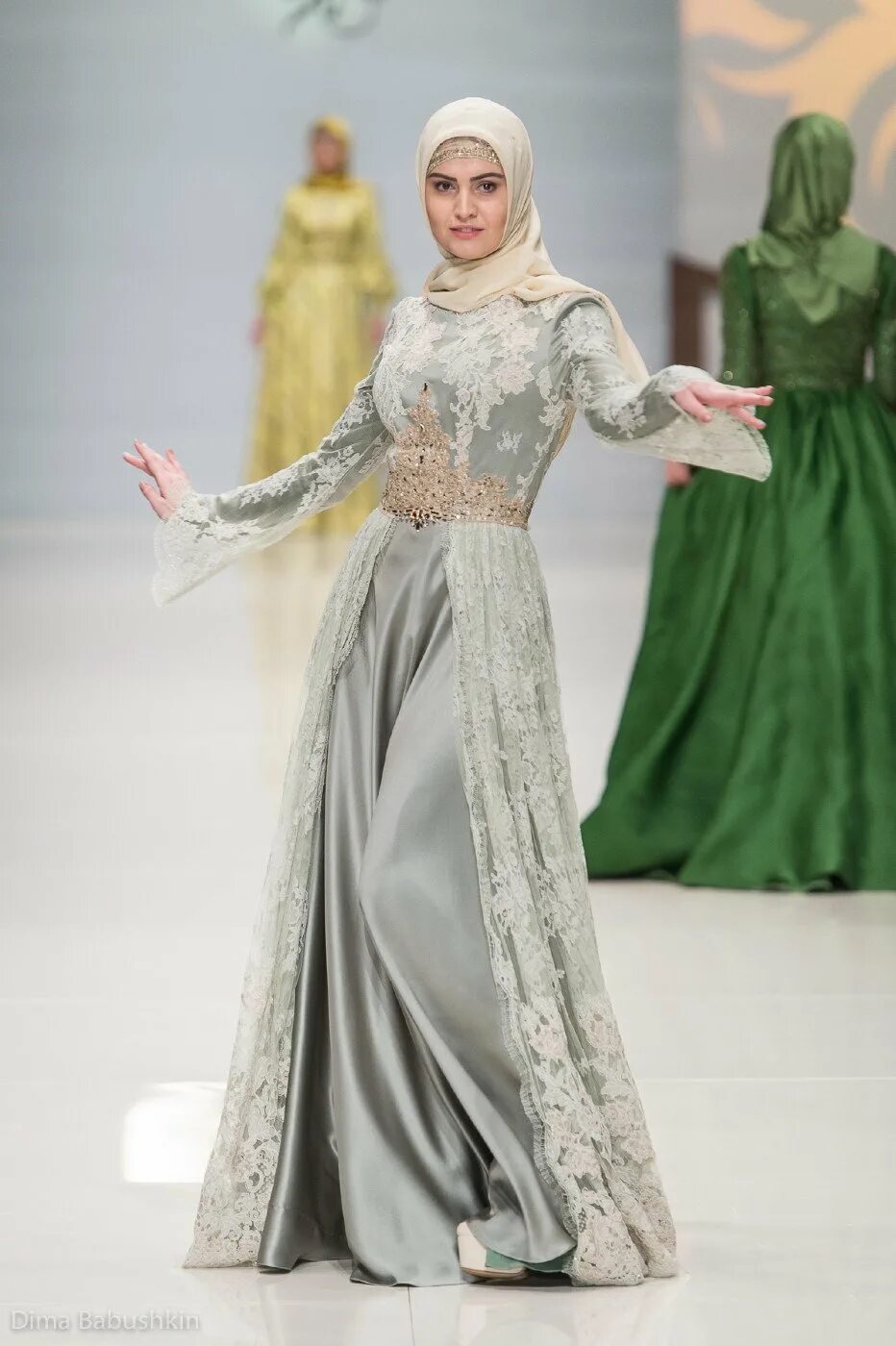 Хиджаб платок фирдаус турецкий. Фирдаус грозный черное национальное платье бархат. Чеченское национальное платье фирдаус. Чеченское национальное платье фирдаус. Айшат кадырова и фирдаус.