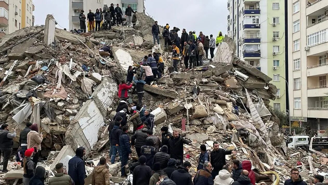 Сильное землетрясение произошло в спарте. Землетрясение в Турции 6 февраля 2023. Землетрясение в Турции 2023. Землетрясение в Турции 2023 года. Спитак землетрясение 1988.
