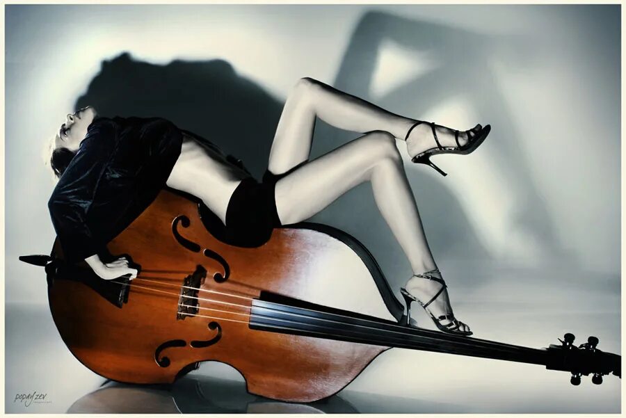 Музыка контрабас и скрипка. Виолончель. Женщина виолончель. Женщина с контрабасом. Картина девушка с контрабасом.