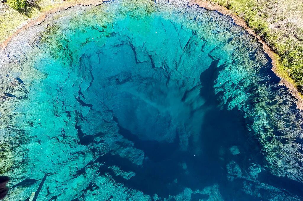 Почему в карьере вода