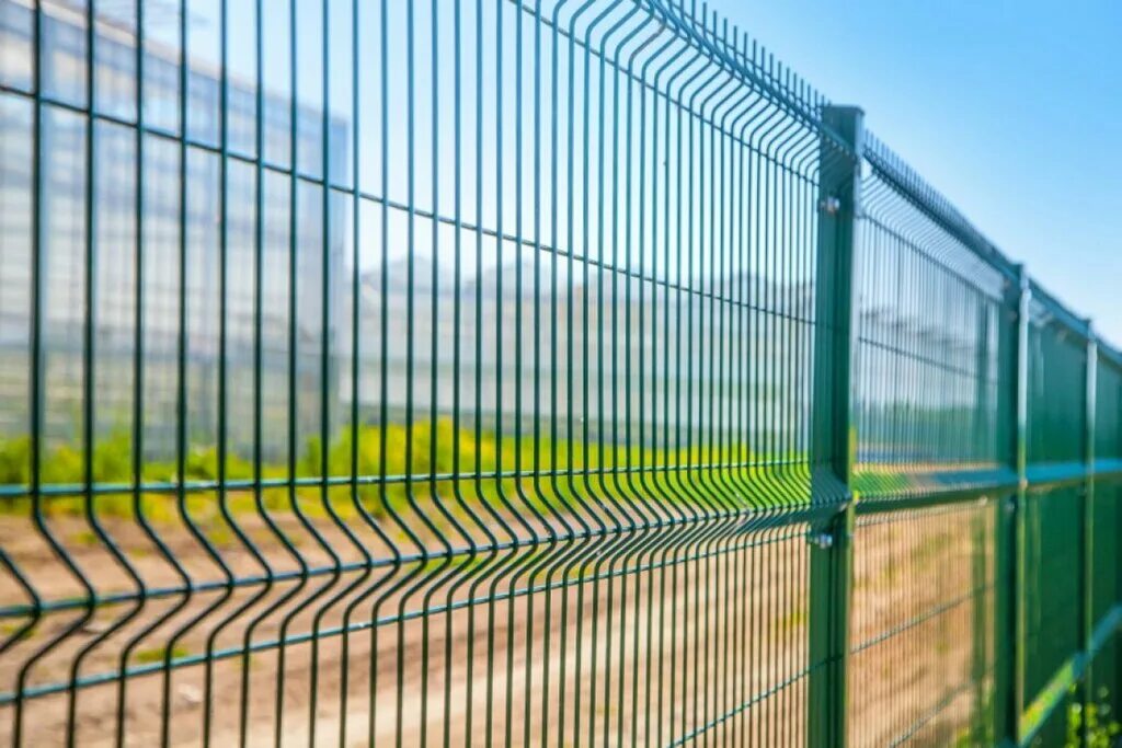 5 м (ral 6005 зеленый). завод заборов. панель ограждения 3d 2,5х2,3 м, с ячейкой 55х200мм. монтаж противоподкопной сетки. жердевой забор 3 буквы.