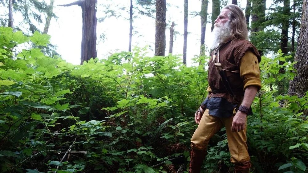 Кристофер томас найт. Человек сидит в лесу. Мужчина в лесу. Парень живший в лесу. Парень живший в лесу.