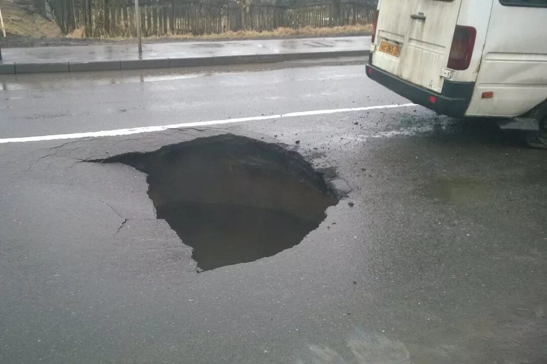 Автобус ушел под землю. Дыра в асфальте. Ямы на дорогах Питера. Яма в Мурино. ГОСТ ямы на дорогах.