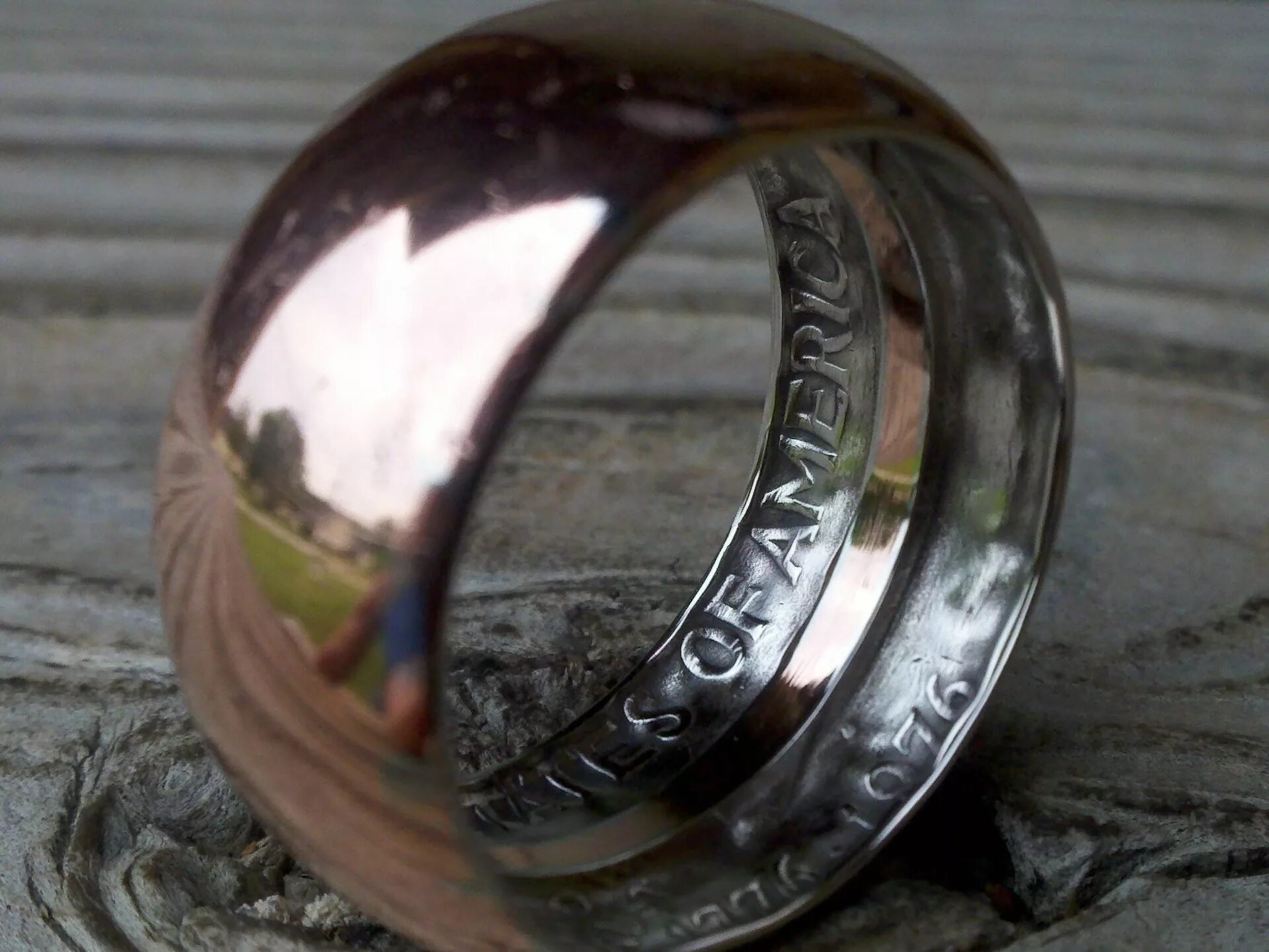 Из какого металла сделаны кольца. Кольцо из монеты. Кольцо из монеты обручальное. Самодельное кольцо из монеты. Кольцо из серебряной монеты.