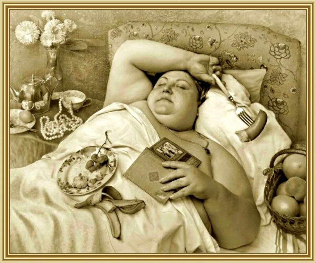 Толстая женщина на кровати. Толстый лежит на кровати.