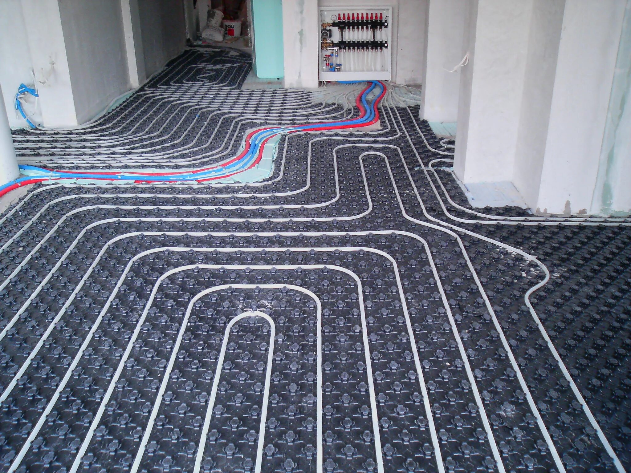 Отопление полов трубами. Монтаж тёплого пола водяного. Отопление полов трубами. Гофрированная труба для теплого пола. Трубы отопления в полу.