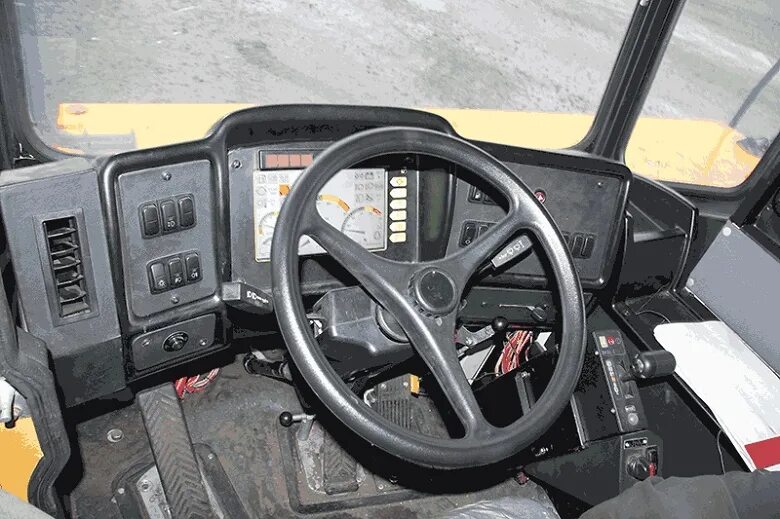 Белаз-75710 самосвал кабина. Белаз-75710 салон. Карьерный самосвал volvo a40f кабина. Белаз 7540 салон. Кабина карьерного самосвала.