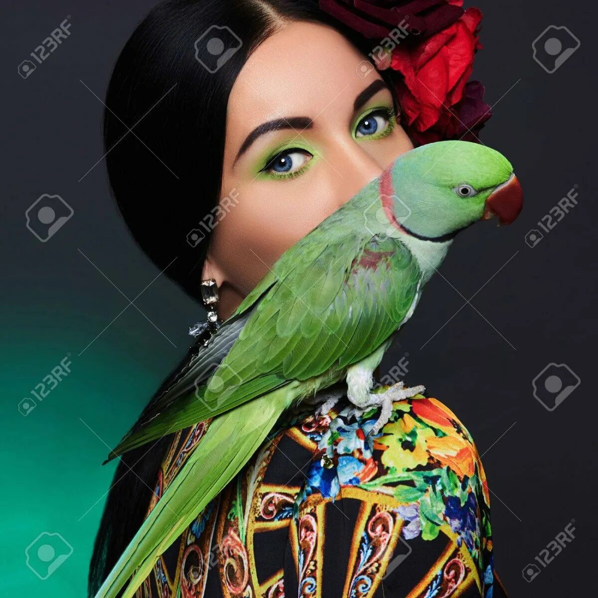 Девочки попугаи говорят. Девушка с попугаем. Девушки красивые с попугаем. Попугай фотосессия. Фотосессия с попугаем.
