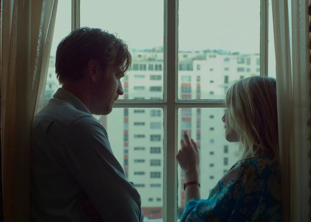 Мужчина и женщина у окна. Два человека у окна. Парень и девушка у окна. Человек возле окна. Постоянно смотрю на нее