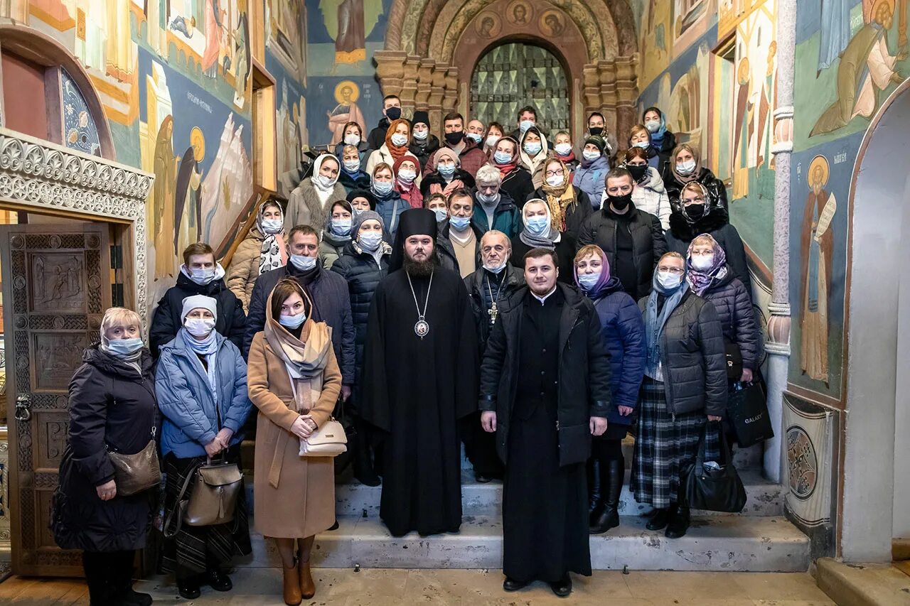 Ворота главный храм вооруженных сил российской федерации. Уральские староверы кержаки беспоповцы. Памятка для прихожан в храме. Эссе на тему социология и религия. Р и м являются прихожанами.