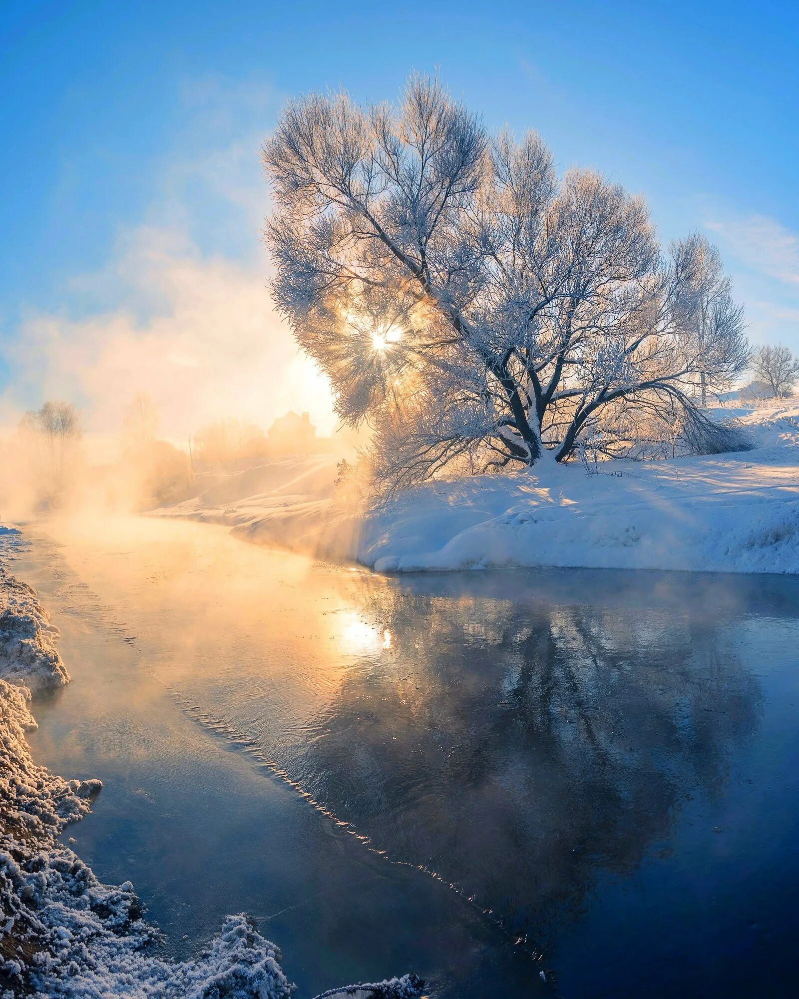 Снежное утро красивые. Зимний пейзаж. Холодный пейзаж. Зимняя река. Морозный рассвет.