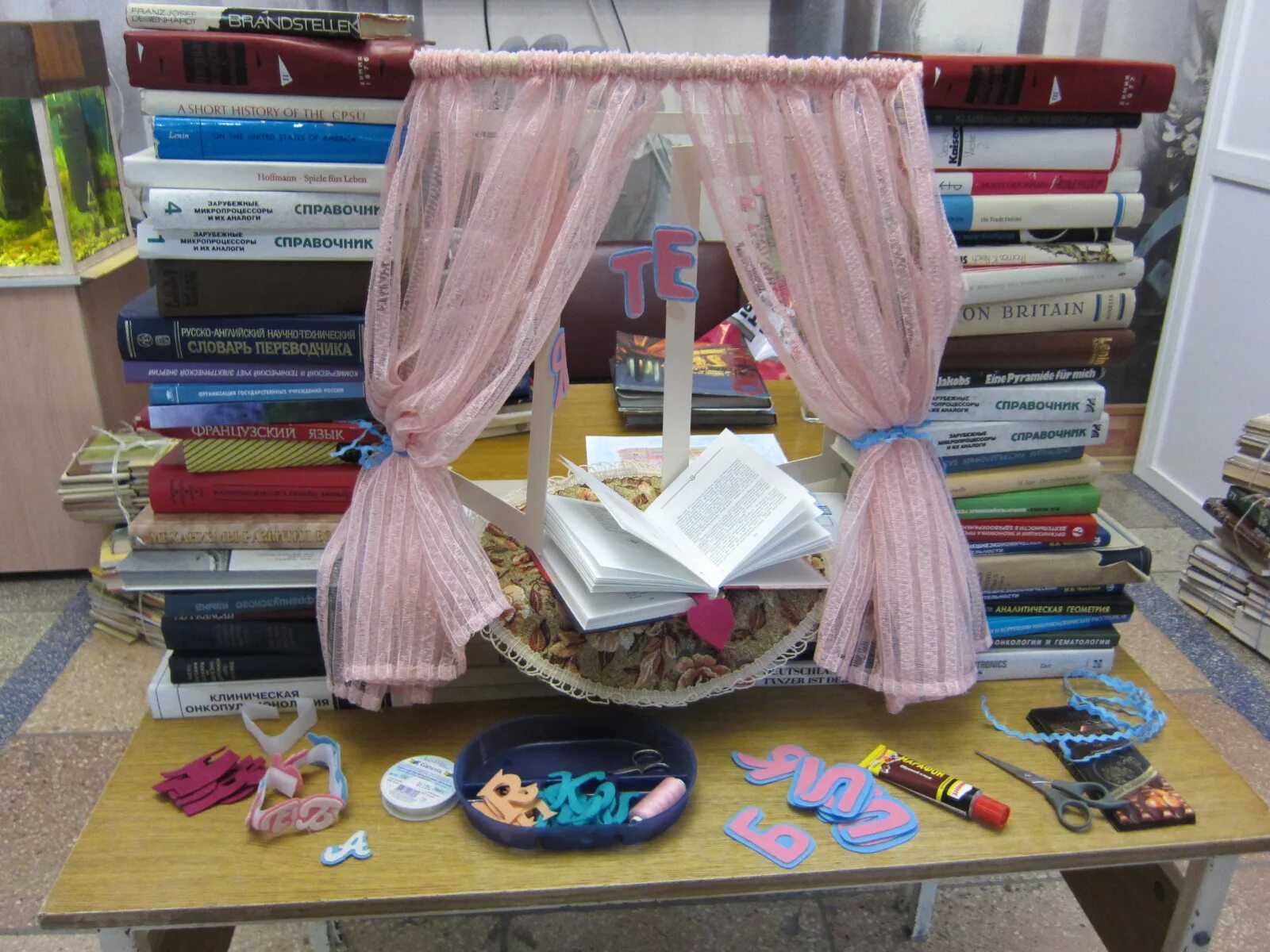 Библиотечные выставки креативные идеи. Идеи из старых книг. Инсталляция из книг в библиотеке. Декор из старых книг. Книжные необычные инсталляции.