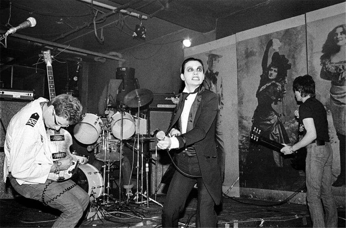 The damned группа концерт. Группа the damned. Дамнед группа панк. The damned 1977. Дамнед группа панк.