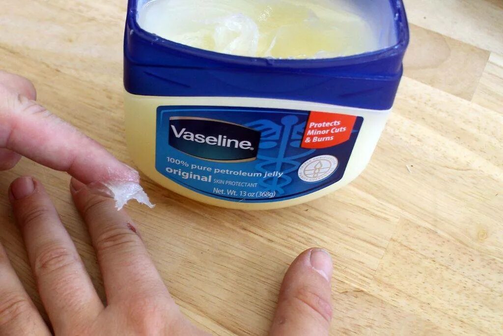 Можно использовать вазелин вместо смазки. Вазелин открытый. vaseline применение. вазелин для чего. вазелин лайфхаки.