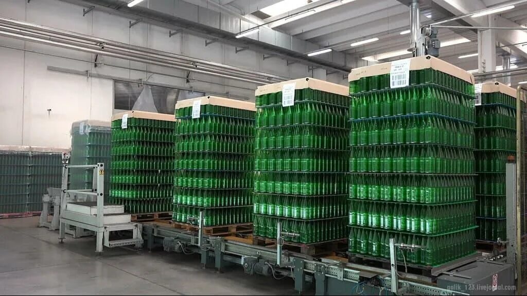 Хранение стеклотары. Паллет с пивом. Склад стеклотары. Хранение стеклотары. Упаковка пэт бутылок на паллете.