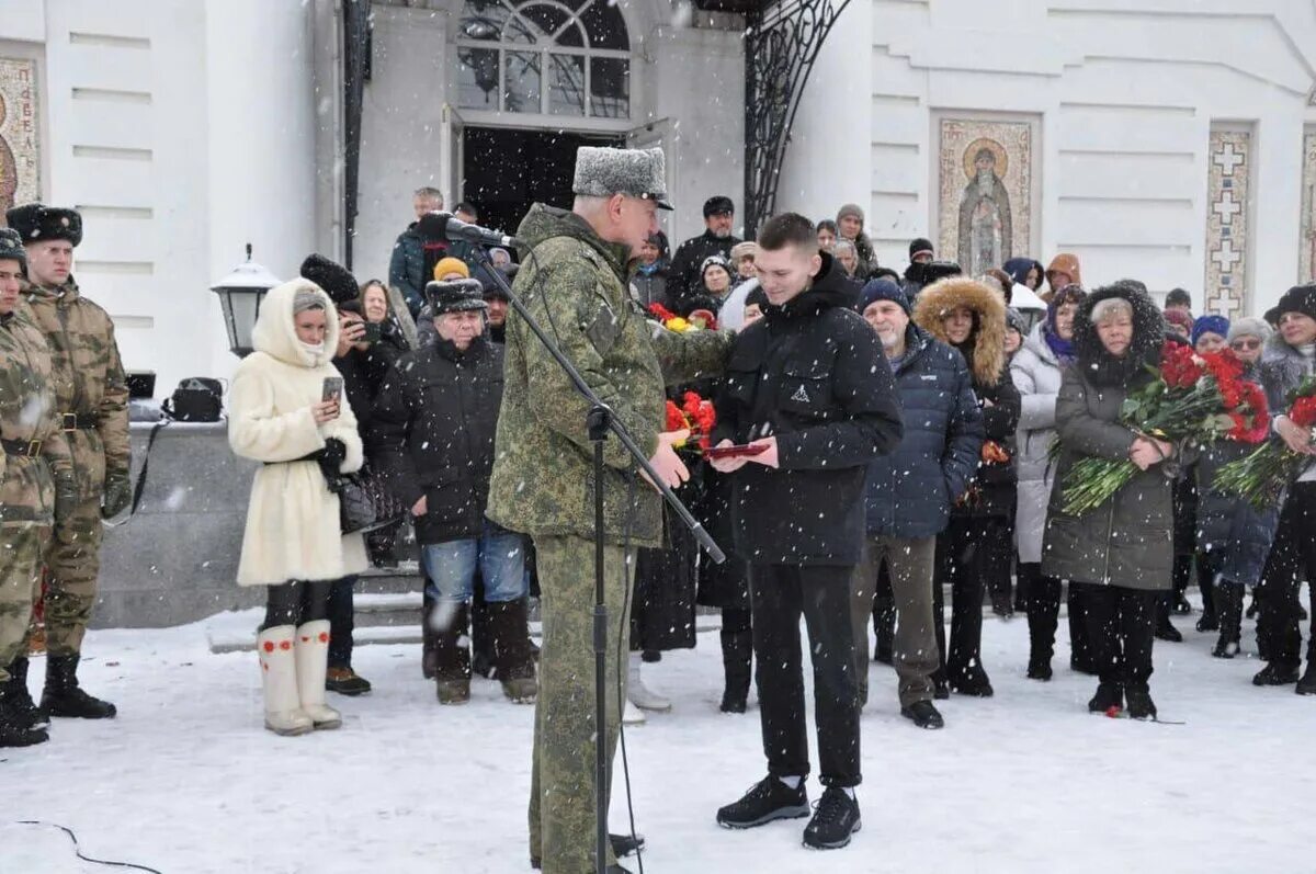 Сын прощается с отцом офицером