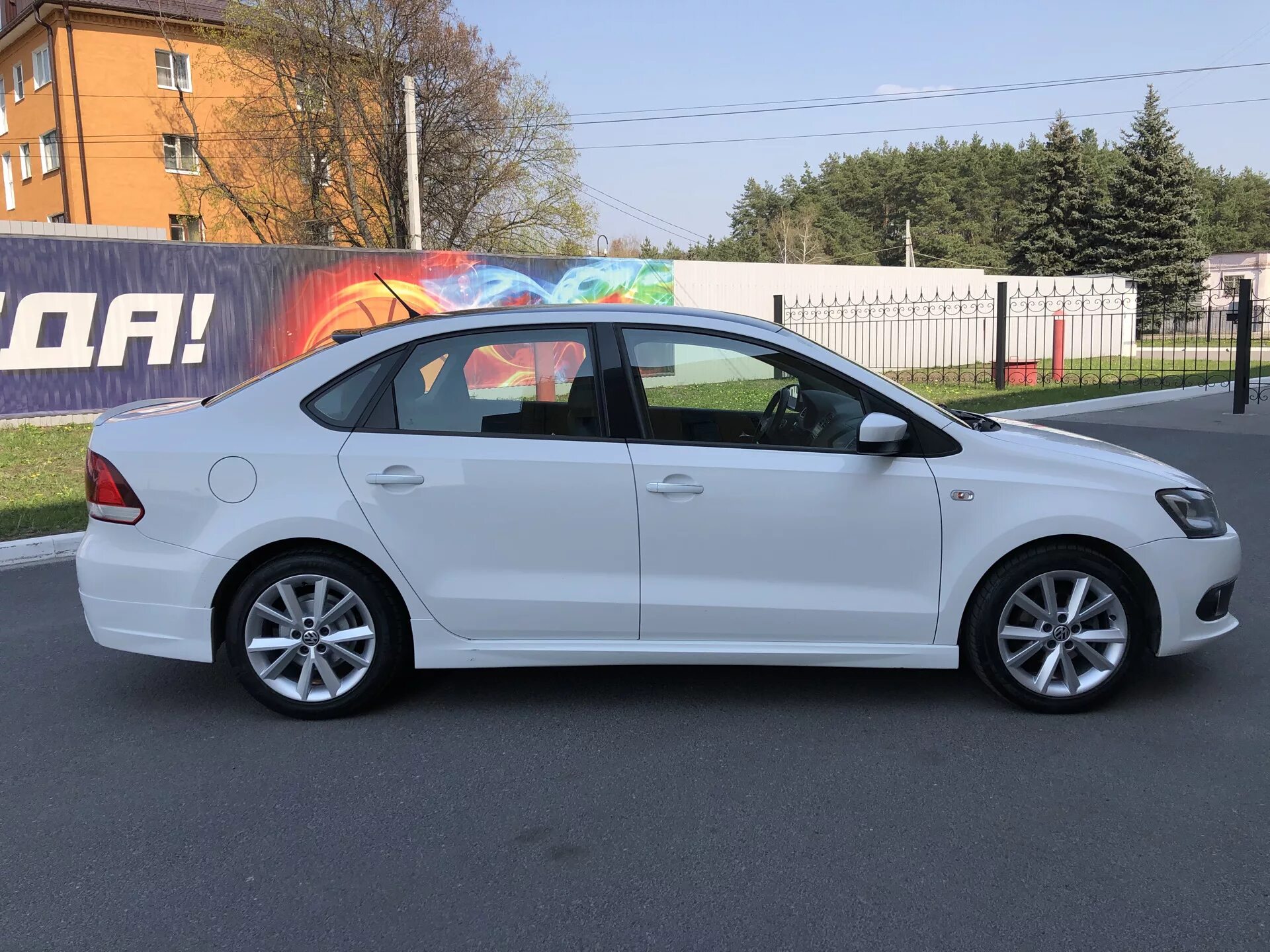 Литые диски 15 радиус поло. Polo sedan r16. Volkswagen Polo sedan r16. Белая VW Polo r16. Колеса r16 на поло седан.