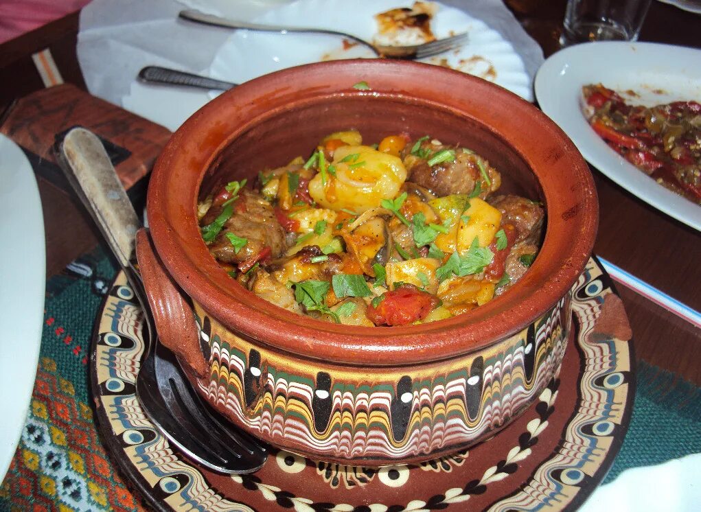 Азу из свинины в горшочках. Азу в горшочках. Жаркое в горшочках азу. Жаркое по татарски с. Жаркое в горшочках азу.