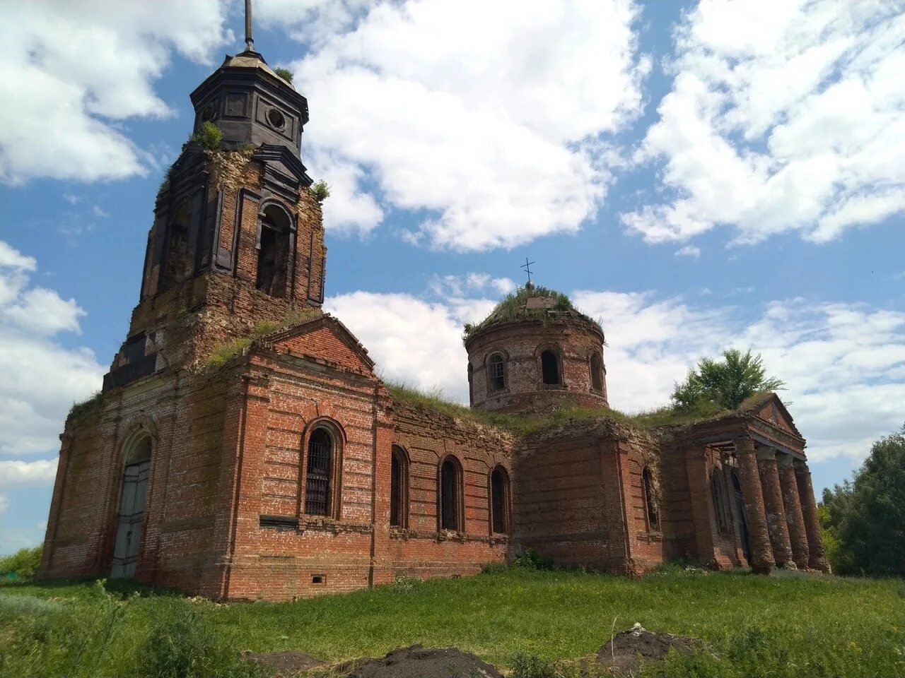 Погода село русское курский. Храм Николая Чудотворца Гололобовка. Церковь Николая Чудотворца Киреевка Курская область. Храм в Гололобовке Солнцевского района Курской. Гололобовка Курская область Солнцевский район.