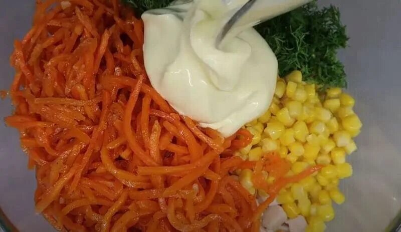 Салат фасоль кукуруза морковь по-корейски копченая курица. Салат с корейской морковью и курицей и кукурузой. Грудка копченая морковь по корейски кукуруза. Грудка копченая морковь по корейски кукуруза. Салат из копчёной курицы с корейской морковкой и кукурузой.