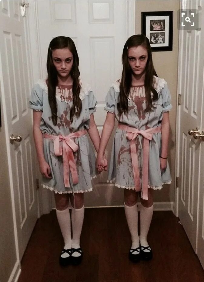 Стэнли кубрик близняшки. Близнецы из странных детей мисс перегрин. Близняшки ужасы. Сияние 1997 близняшки. Близнецы фильм 2017 ужасы.