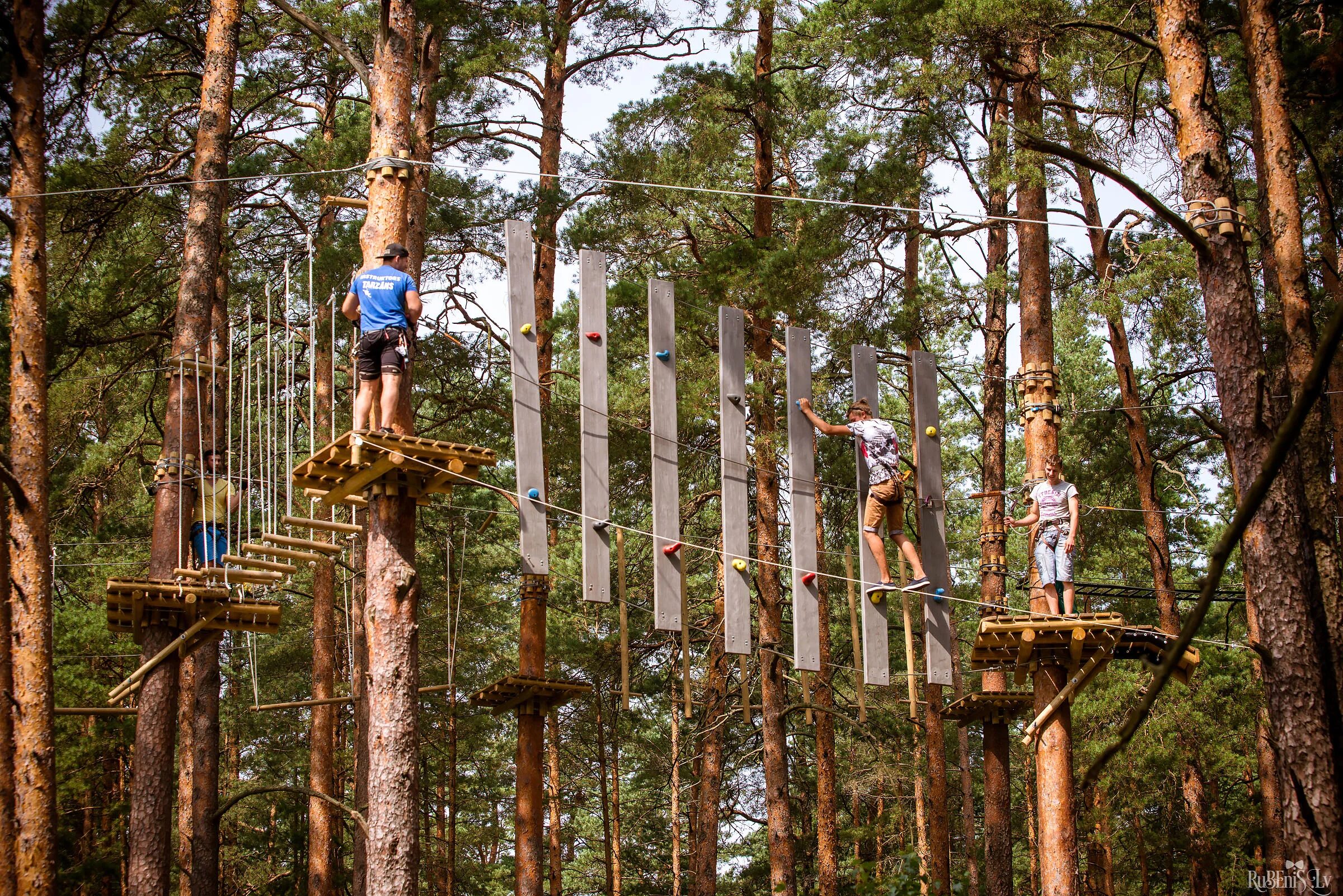 Парк приключений игра. Тарзан парк Даугавпилс. Канада LOCOLANDING Adventure Park. Тарзан парк Балаково. Хотьково веревочный городок.