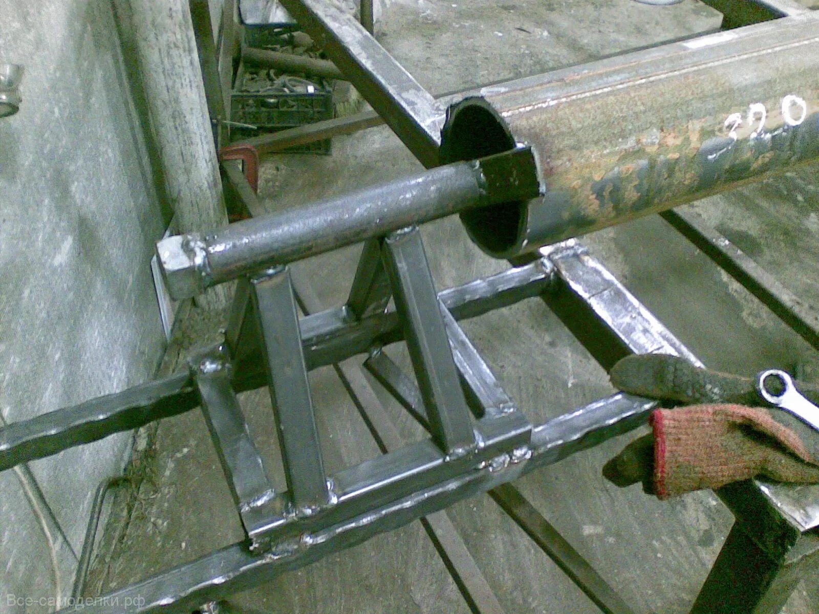Трубогиб из винтового домкрата. Самоделки из профильной трубы. Профильная труба поделки. Станок для гибки профиля 20 мм на 90 град. Самоделки из профильной трубы.