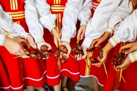 Народные костюмы и инструменты