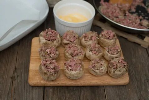 Шампиньоны с колбасой
