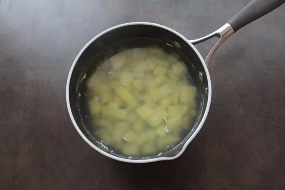 Сырный суп с пармезаном. Куриный суп с яблоками Мем. Плавленный сырок с луком для супа фото. Картошку кидают в кипящую воду