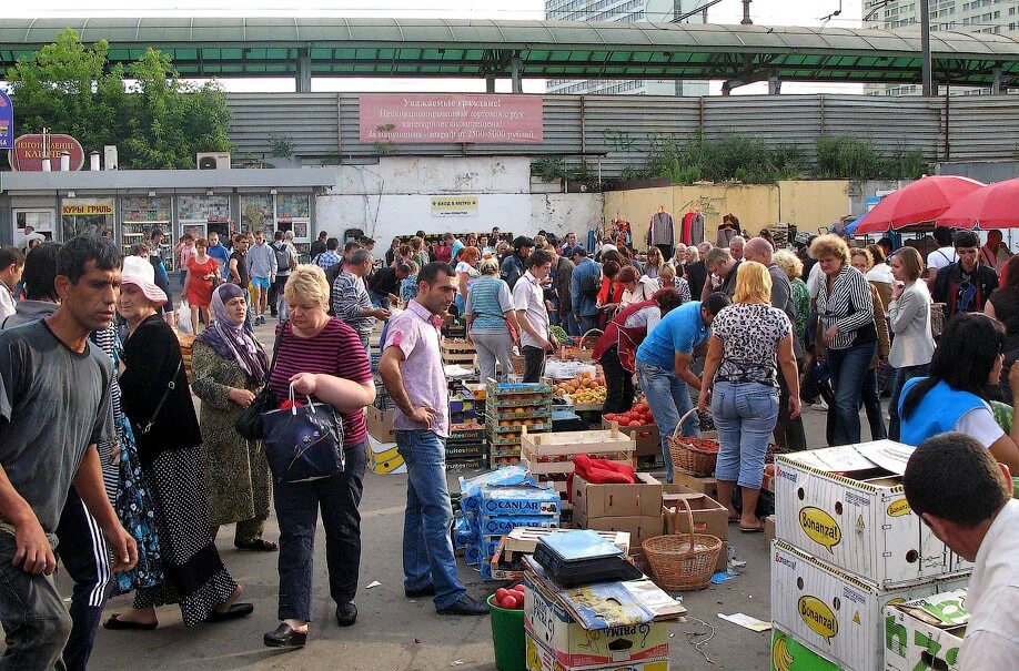 Рынок Выхино 2000. Метро Выхино рынок. Станция Выхино рынок. Выхино рынок 90х. Промышленные рынки россии