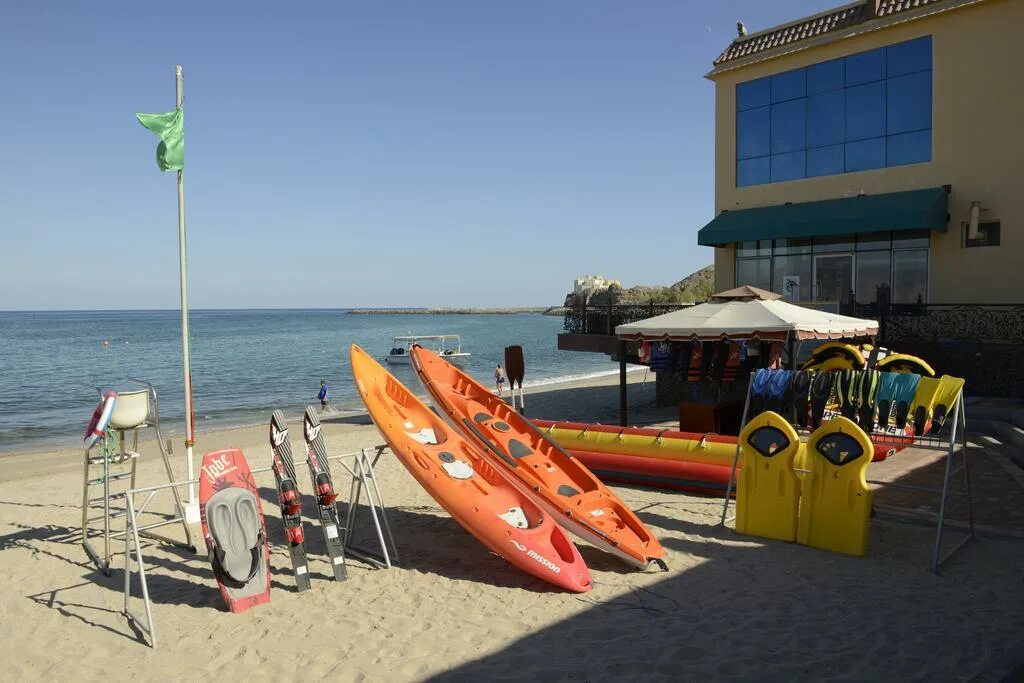 Royal beach hotel fujairah. Роял Бич Фуджейра. Royal Beach Hotel & Resort. Роял м хотел Фуджейра 5. 27 Апреля Royal Beach.