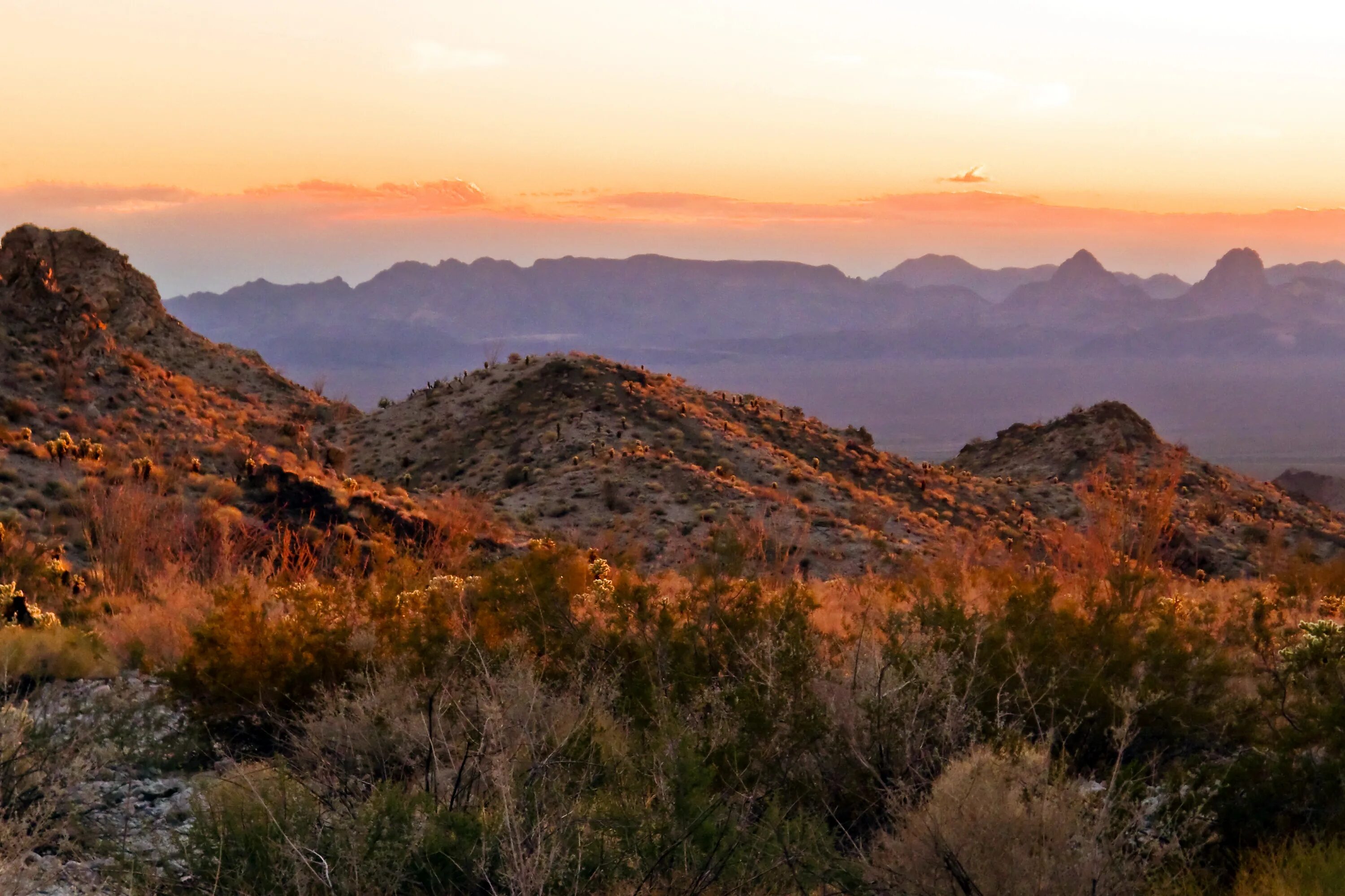 Радиовышка в пустыне мохаве. M a j e v a. M a j e v a. M a j e v a. Обои мак ос mojave.