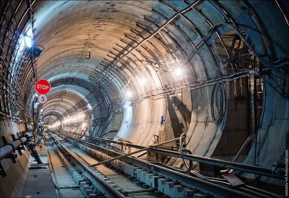 тоннели сооружения. строительство тоннелей. туннель сюэшань тайвань. подземные сооружения. перегонные тоннели метрополитена.