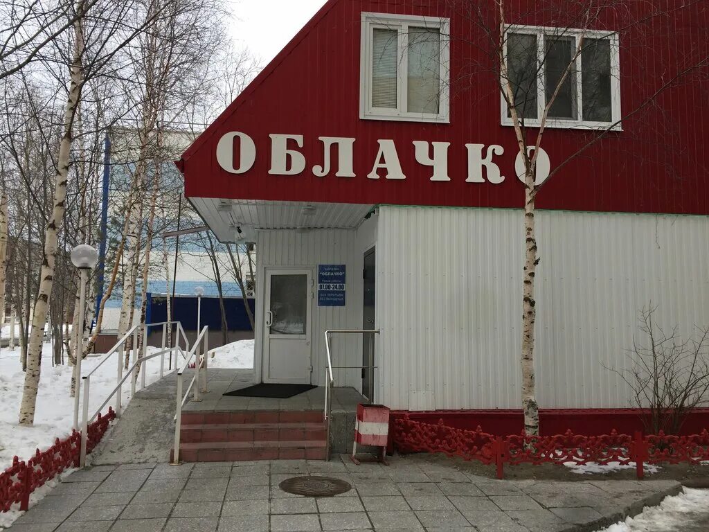 Фонтан осетр лангепас. Лангепас центр города. Лангепас белка памятник. Часы лангепас. Магазины лангепас.