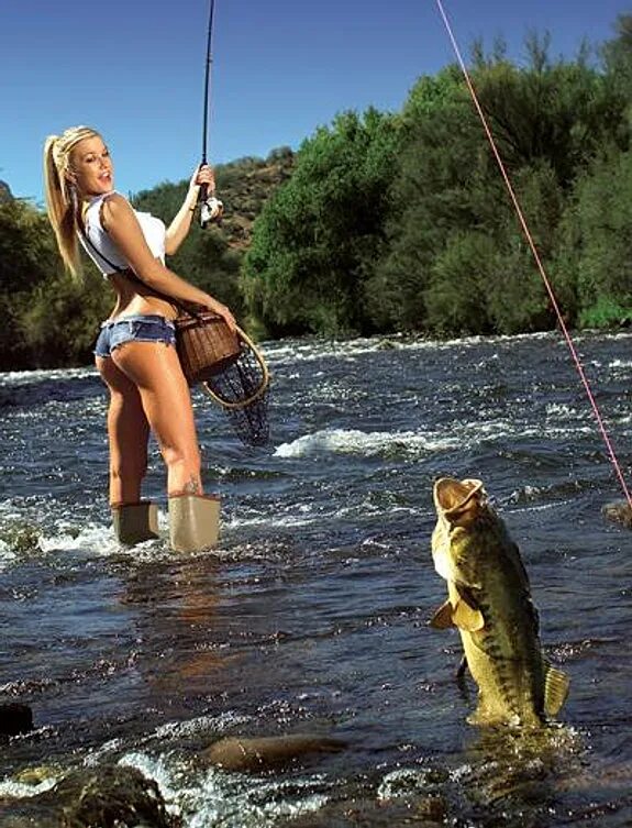 Рыбалка летом. Девушка рыбачит. Приколы на рыбалке. Девушка ловит рыбу. Девушка ловит парня