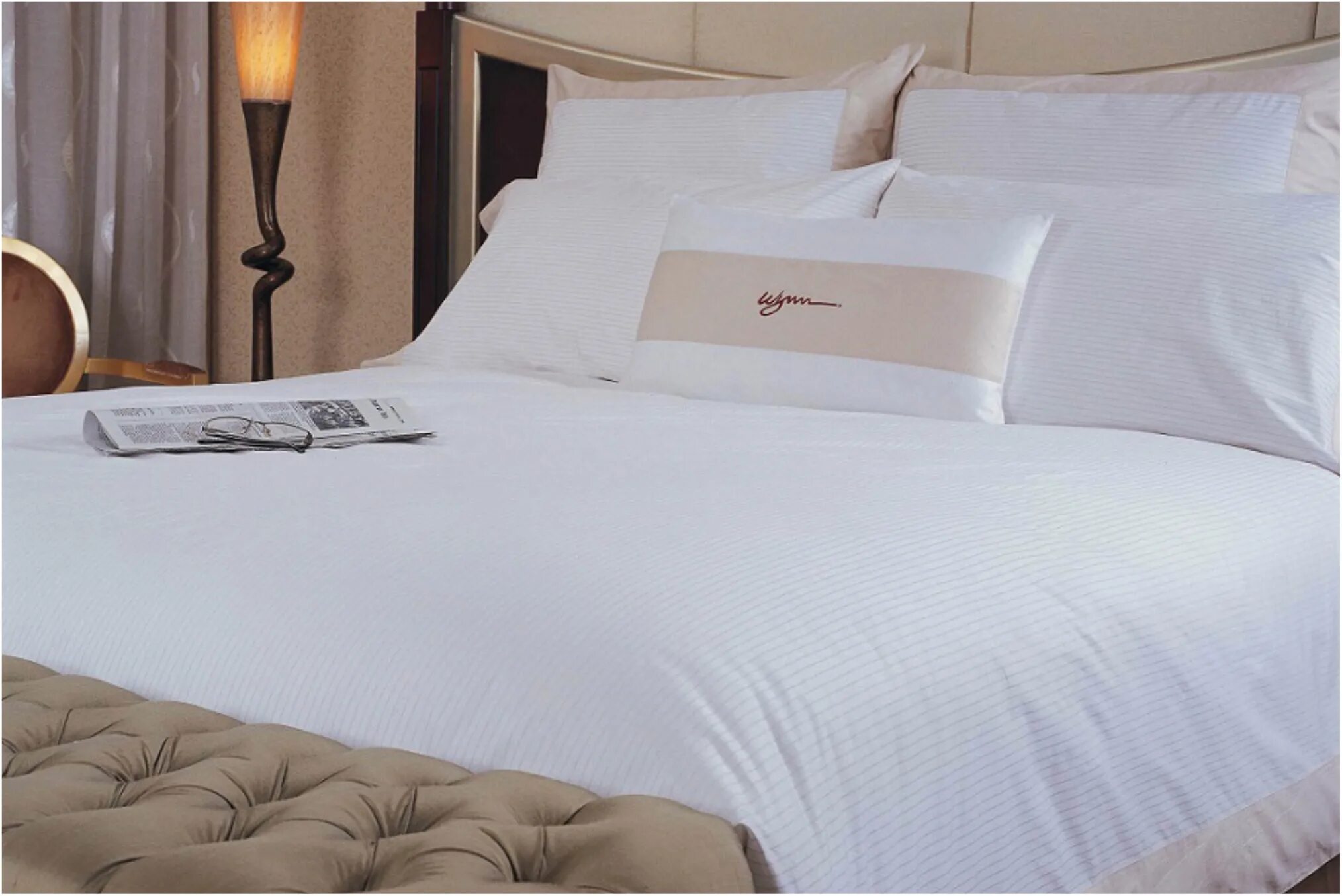 Какое постельное белье в отелях. Постельное белье для отелей. Белое постельное белье для гостиниц. Постель в гостинице. Постельное белье белое однотонное.