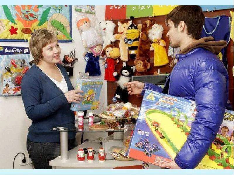 Продавец игрушек. Продавец в магазине мягкой игрушки. Продавец и покупатель в магазине игрушек. Продавец детских игрушек. Продавец мягких игрушек.