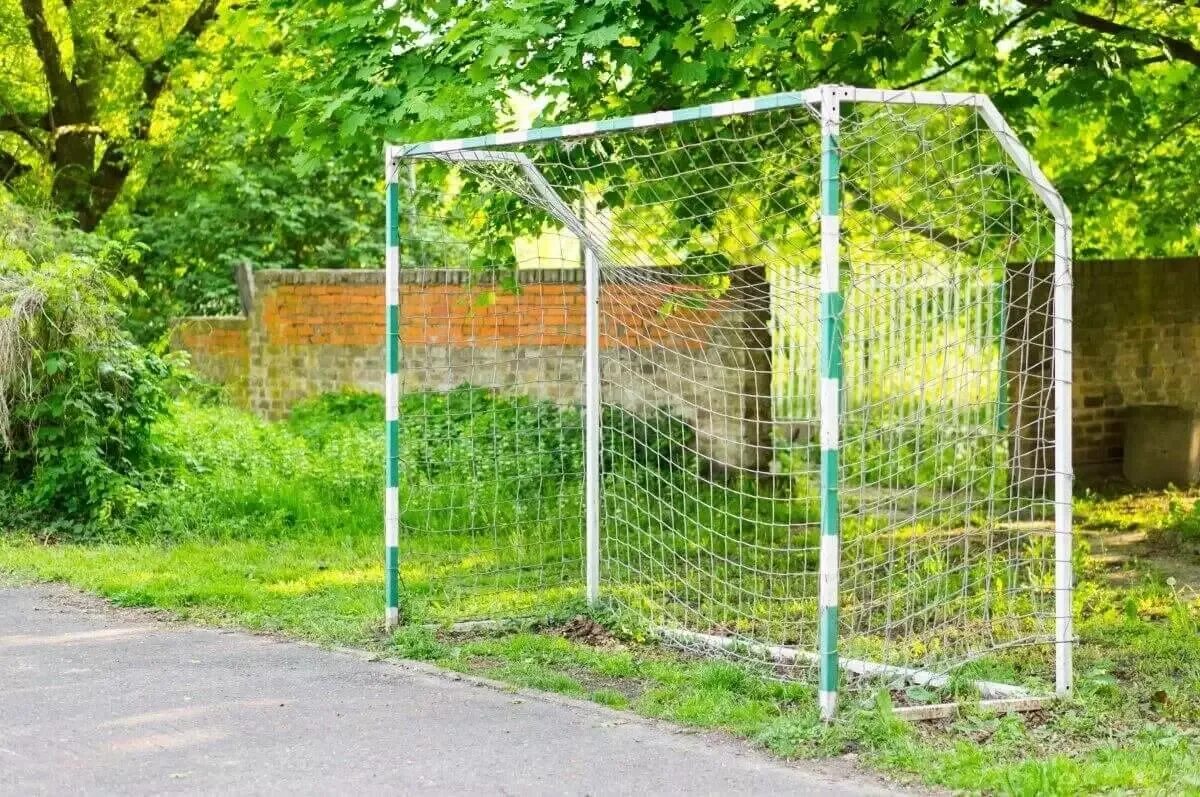 Ворота веселый футбол. Ворота на спортивной площадке. Ворота на детской площадке. Футбольное корт с воротами. Площадка мяч ворота есть свою здесь