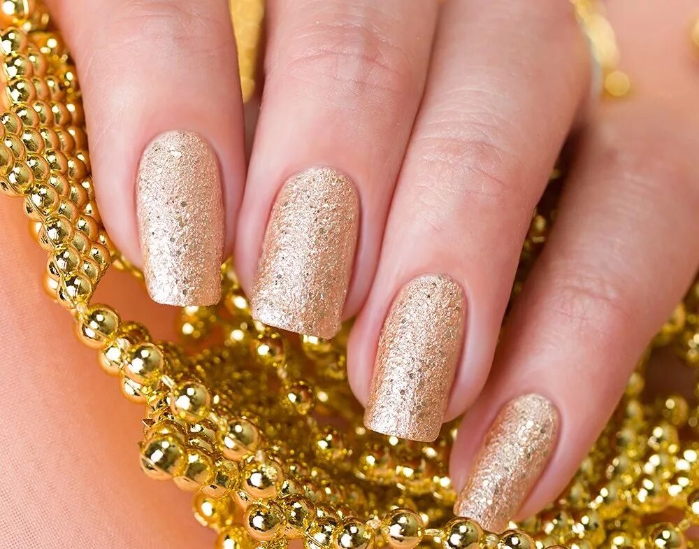 Маникюр 2022 втирка золотая. Маникюр золото. Кинетикс лак с золотом. Маникюр кошачий глаз 2022 золото. Маникюр белый с золотым.