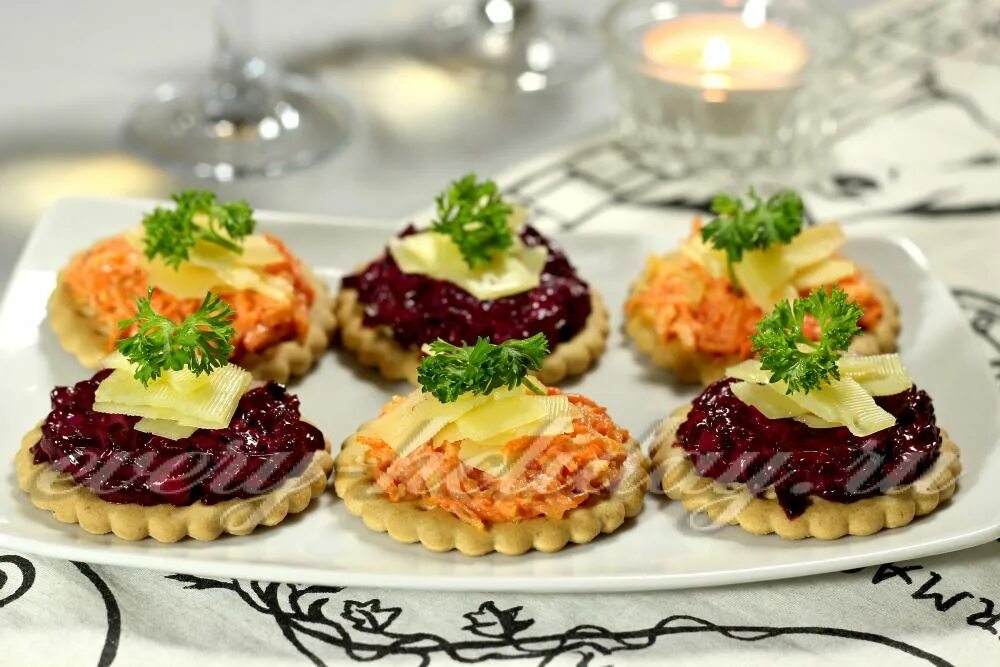 Тарталетки с селедкой и свеклой. Тарталетки со свеклой и селедкой. Свекольный салат в тарталетке. Тарталетки со свекольным муссом и селедкой. Закуска "тарталетки с сельдью".