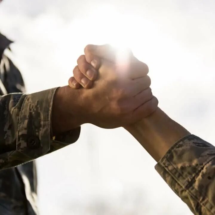 Помогать пока. Рукопожатие военнослужащих. Братское рукопожатие. Рукопожатие солдат. Рукопожатие на войне.