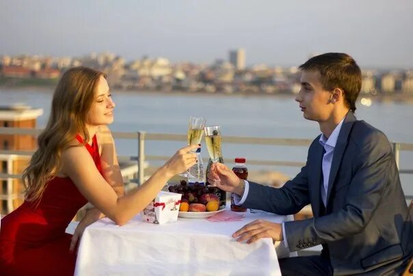 Сделай свидание. Парень дарит девушке цветы. Свидание в москва сити moscow city romantik, москва. Девушка и мужчина в кафе. Сделай свидание.