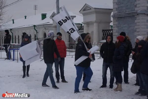 Отправляться в отставку.