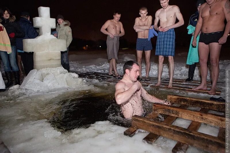 Искупаться на крещение. Крещенские купания. крещение прорубь. парни купаются в проруби на крещение. парни купаются на крещение.