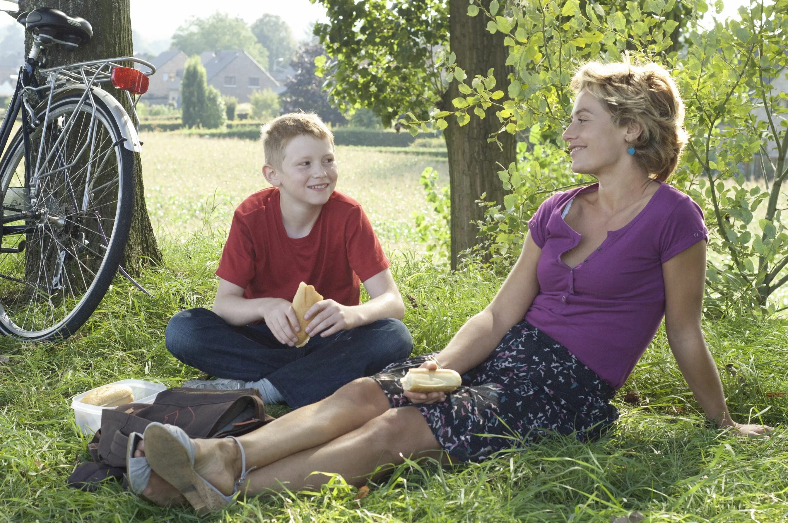 Young boy women movie. Мальчик с велосипедом", (le gamin au vélo, 2011). Женщина и подросток.