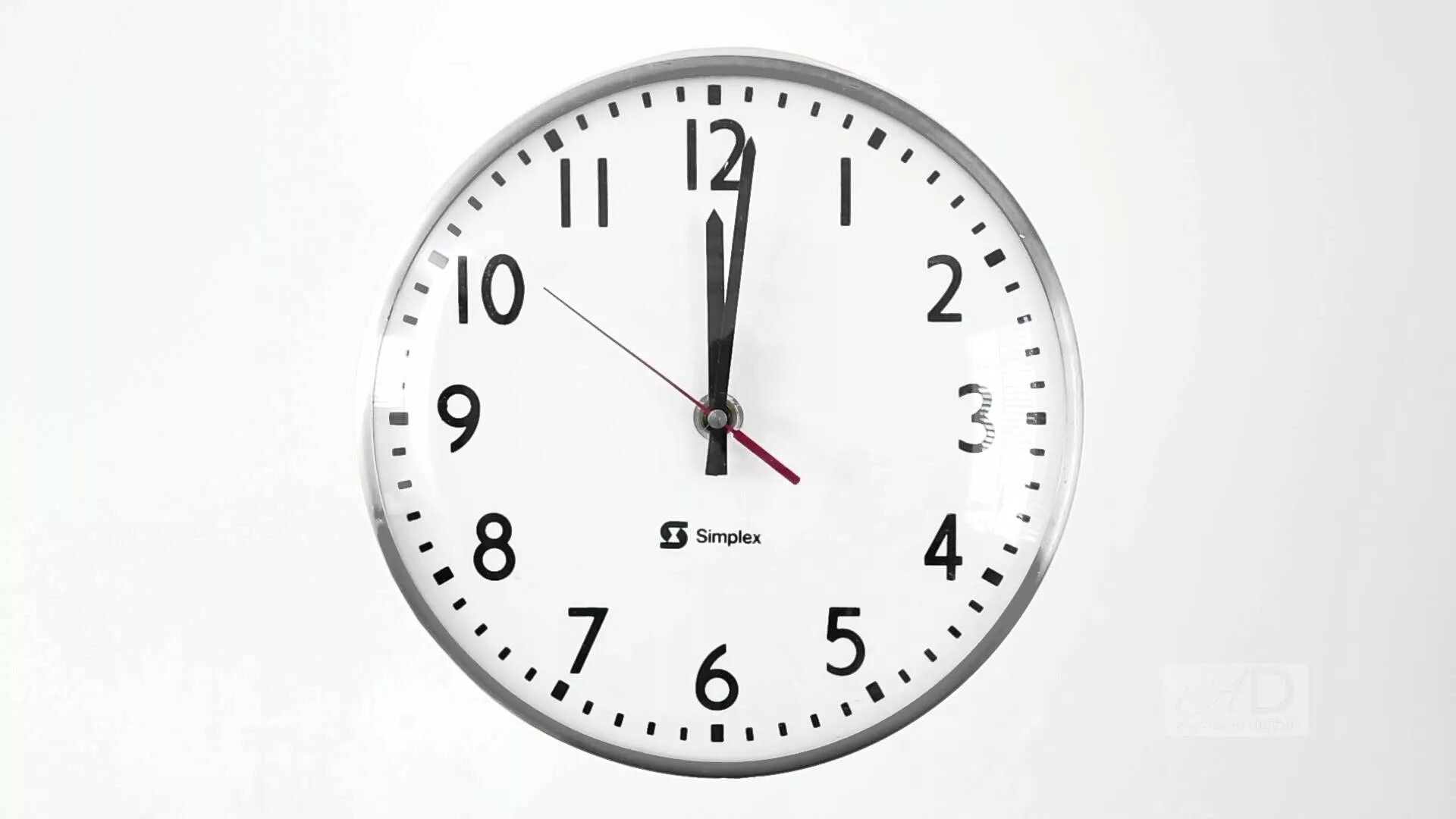 Поставь часы на 1 час. Часы со стрелками. Часы тикают. Час на часах. Настенные часы изображение.