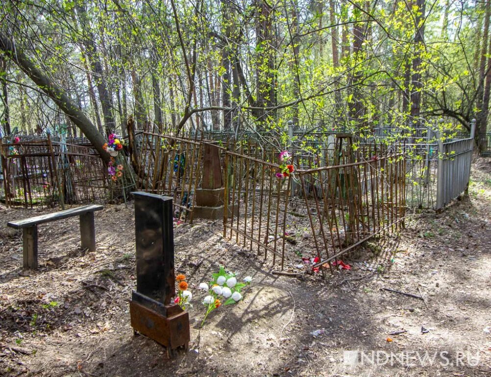 Погост кладбище. Могила на кладбище. Зайковское кладбище курган. Центральное кладбище белгород. Памятник на православном кладбище.